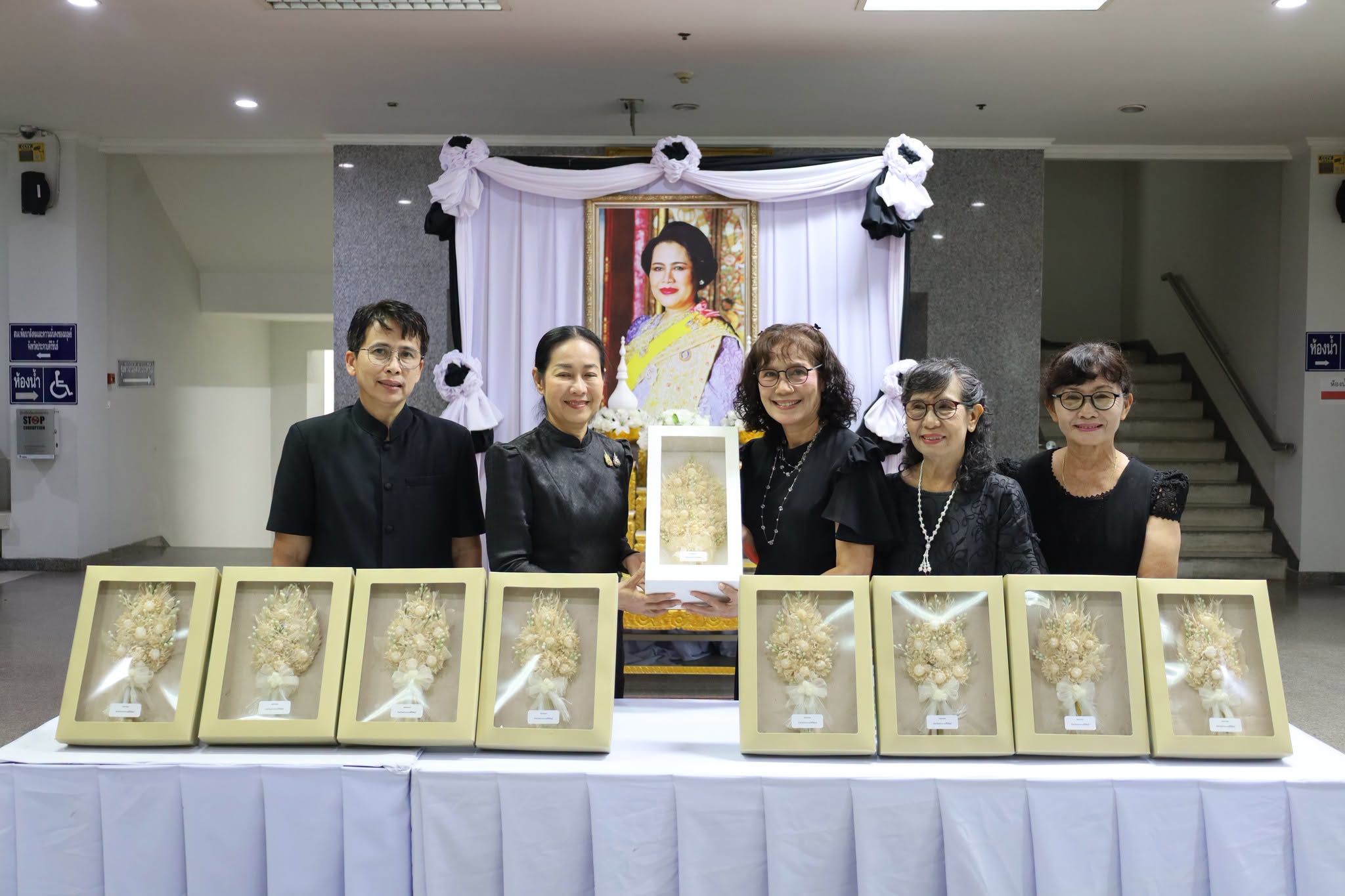 จังหวัดประจวบคีรีขันธ์ รับมอบดอกไม้จันทน์ 50,000 ดอก และช่อตัวแทนจังหวัดและอำเภอ เตรียมความพร้อมงานพระราชพิธีถวายพระเพลิงพระบรมศพฯ